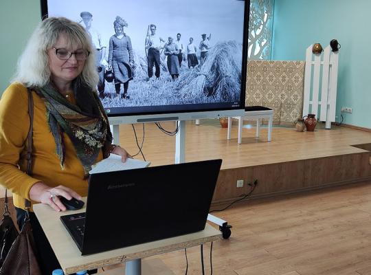 Bibliotekoje vyko konferencija „Balio Buračo fotografijos ir ką byloja močiučių raštai divonuose ir abrūsuose“ 