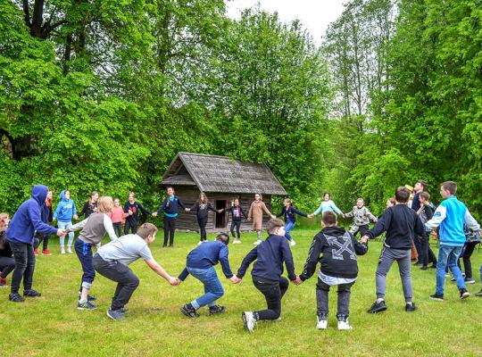 Kleboniškių kaime Sekmines šventė piemenėliai