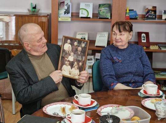 Bibliotekoje dalintasi istorijomis apie senus, bet širdžiai brangius daiktus