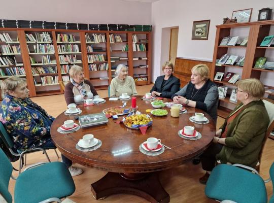 Šiltas susitikimas su buvusiomis bibliotekos darbuotojomis