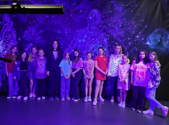 Terapinės tapybos sesijos – tamsoje švytinčių kūrinių dirbtuvės