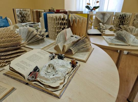 Magiški lankstinių prisilietimai Mažojoje galerijoje