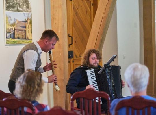 Burbiškio dvare muzikinio dueto koncertu prasidėjo renginių ciklas „Dvarų pramogos“