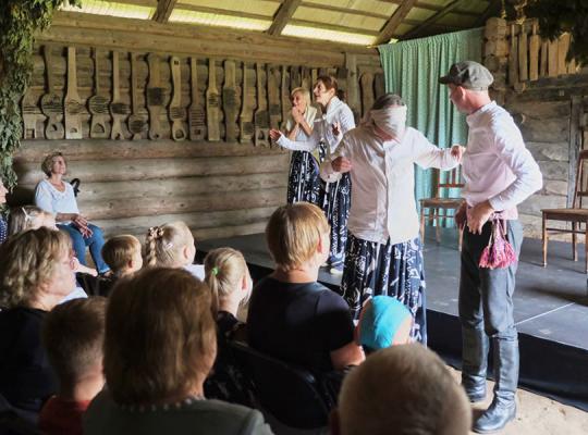 Kleboniškių kaimo buities muziejuje teatras „Labas“ vaidino „interakcyvų“ spektaklį