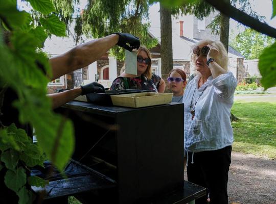 Burbiškio dvare – žaisminga pažintis su ponios garderobu ir senaisiais dvariškių atvaizdais