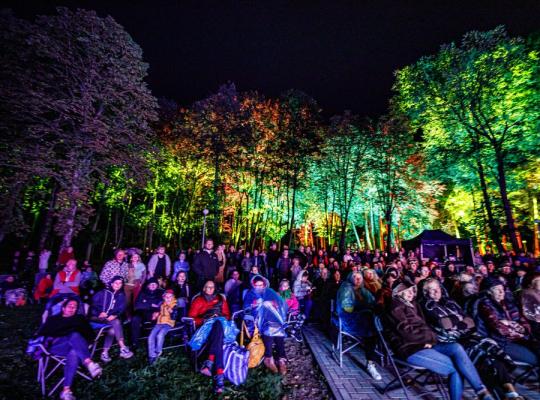 Šeduvos kultūros ir amatų centras kvietė į 3-ąjį šviesų ir meno festivalį „Nakties intencijos“