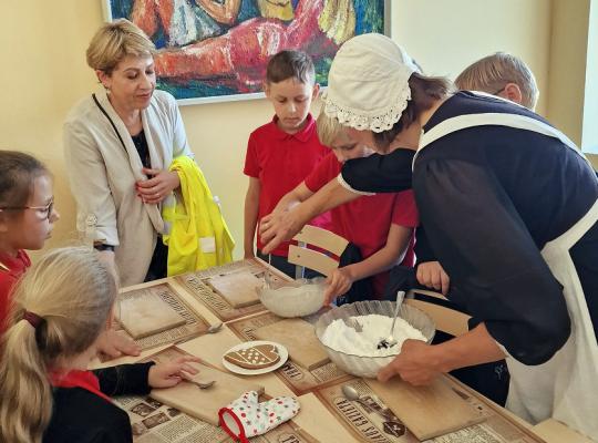 Bibliotekos lankytojus subūrė kvepiančių meduolių edukacija