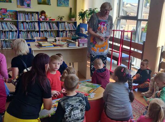 „Ežiukai“ lankėsi bibliotekoje