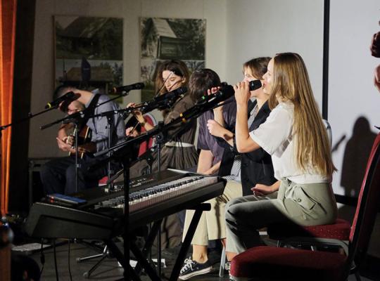 Burbiškio dvare Keistuolių teatro dainomis baigėsi renginių ciklas „Dvarų pramogos“