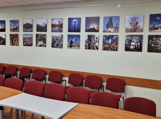 SJNUS – fotografijų paroda parodą „Kryžių kalnas. Kelias į šviesą: reportažas“