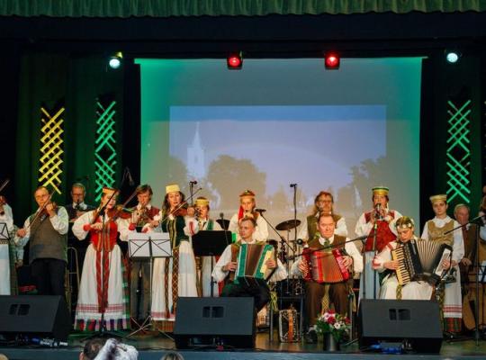 Baisogaloje nuskambėjo, nužvangėjo liaudies kapelos „Žvangulis“ ir kompozitoriaus V. Malinausko jubiliejinis vakaras