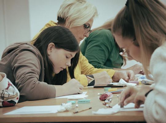 Edukacijos dalyvės gamino papuošalus iš molio ir rožių žiedlapių bei miško uogų
