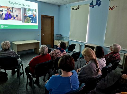 „Eksponatus rankomis liesti“: radviliškiečiams pristatytas naujas akmeninių objektų maršrutas