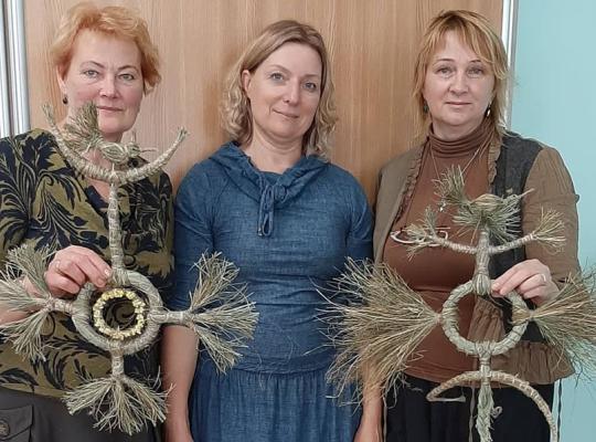 Pirmoji projekto „Atgal į gamtą“ dalis – žolynų pynimo dirbtuvės Alksniupių kultūros namuose