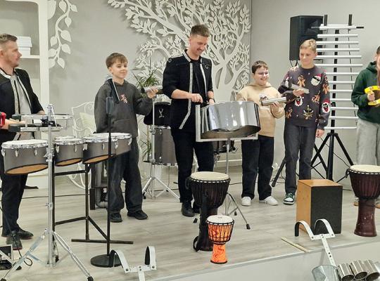 „Tvari kūryba ir mušamųjų instrumentų ansamblio „Ritmas kitaip“ pasirodymas bibliotekoje