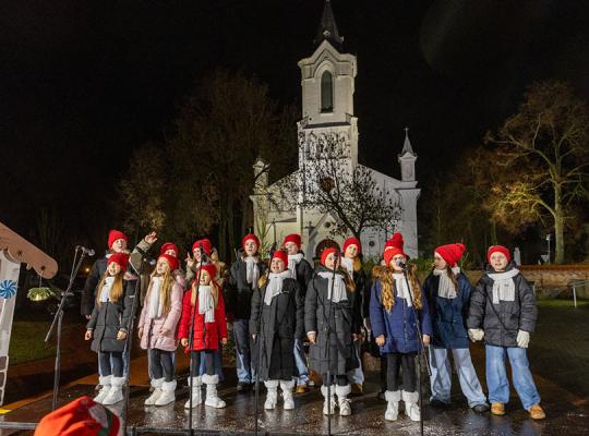 Kalėdų eglutės įžiebimo šventė Baisogaloje: bendrystės ir šilumos kupinas vakaras