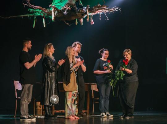 Profesionalių teatrų festivalis „Medunešis“ Baisogaloje pradėtas jautriu spektakliu apie laumes