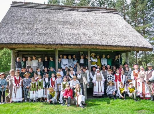 Kleboniškių kaimo buities muziejuje atgijo Sekminių tradicijos
