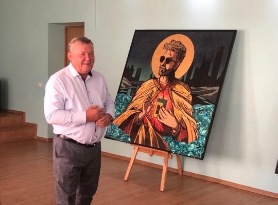 Radviliškio rajono bibliotekoje atidaryta keturių paveikslų paroda „Holy Trash“