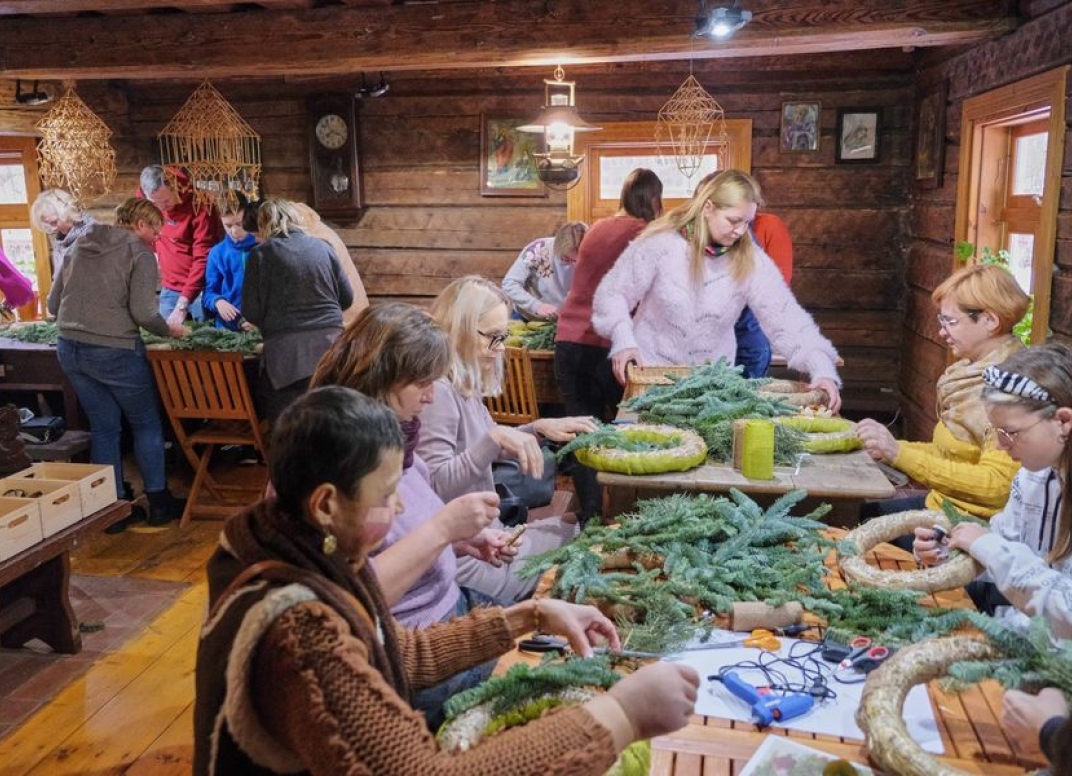Kleboniškių kaimo buities skyriuje vyko edukacinės dirbtuvės „Advento vainiko pynimas“.