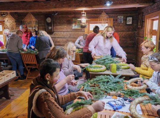 Kleboniškių kaimo gryčia tapo jaukiomis advento dirbtuvėmis