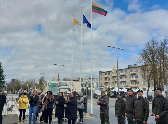 Radviliškyje suplazdėjo Lietuvos ir NATO vėliavos