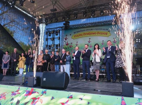 Burbiškio dvaro Tulpių žydėjimo šventėje – gausybė lankytojų, žiedų ir pramogų