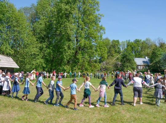 Kleboniškių kaimo buities muziejuje Sekmines šventė vaikai
