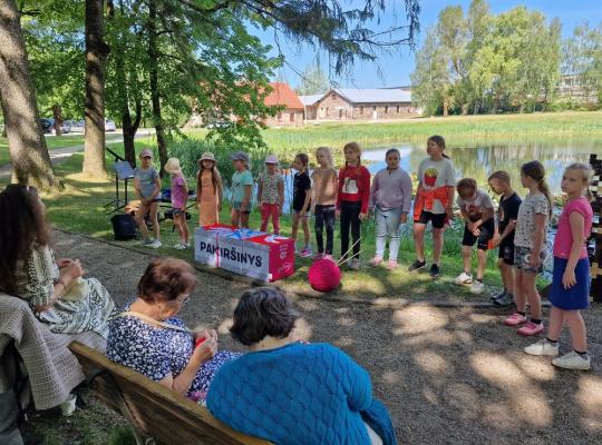 Pakiršinio dvaro parke paminėta Pasaulinė mezgimo viešumoje diena