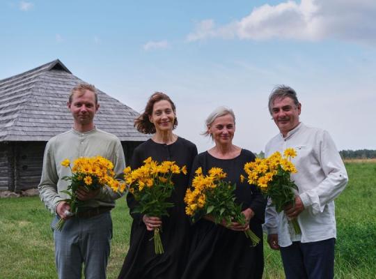 Teatras „Labas“ Kleboniškių kaimo buities muziejuje vaidino spektaklį „Miško seserys“