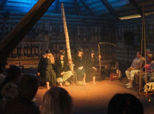Kleboniškių muziejuje spektakliu „4 Mortos“ baigėsi klojimo teatro sezonas