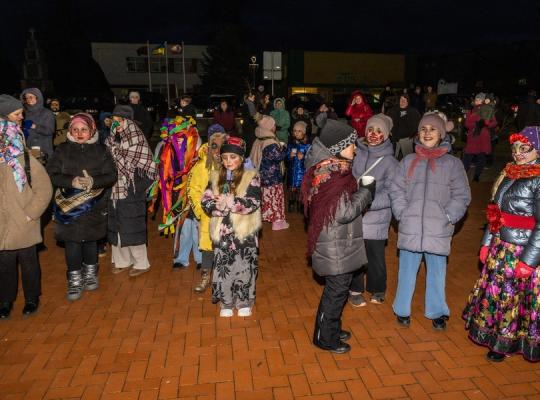 Užgavėnių linksmybės Baisogaloje: blynų fiesta, žiemos išvarymas ir kaukių šėlsmas