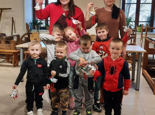Darželinukai Pakiršinio dvare kūrė gandriukus