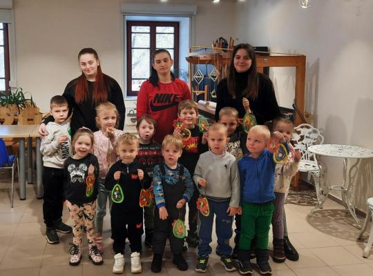 Mažieji Pakiršinio dvaro lankytojai kūrė dekoracijas Velykų medžiui