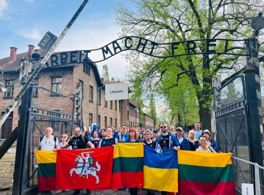 „Gyvųjų maršas 2025“: Atminties kelias nuo Aušvico iki pasaulio sąžinės