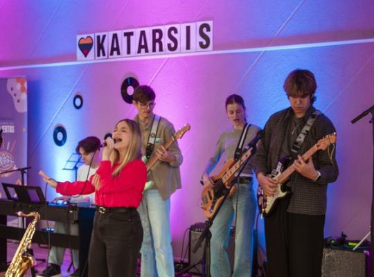 Gatvės muzikos diena Radviliškyje: jaunimo muzika ir eurovizinė nuotaika Latvių namelyje