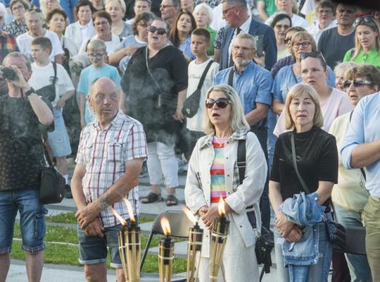 Lietuva karūnuota širdimi: Valstybės dienos šventė Radviliškyje prie Nikės paminklo subūrė miestą į vieną balsą