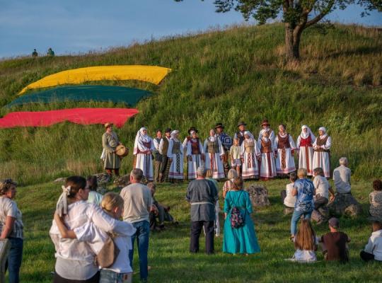 „Tautiška giesmė“ skambėjo ant Raginėnų piliakalnio
