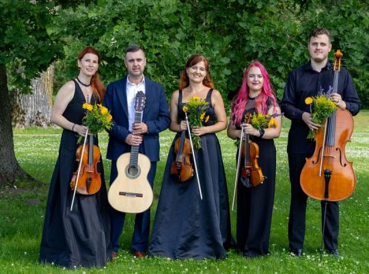 Burbiškio dvare koncertavo Kauno styginių kvartetas su gitaristu Sergej Krinicin