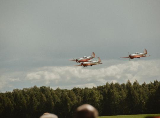Aviacijos šventė Šeduvoje sužavėjo dangų raižančiais pasirodymais, muzika ir Baltijos vienybės simboliais