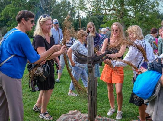 Kleboniškių kaimo buities muziejuje vyko linarovio talka