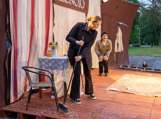 Teatrų festivalis „MIZANscena“: Raudondvario parkas trumpam virto užmirštos kavinės scena