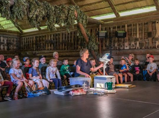 Šešėlių dirbtuvės uždarė Kleboniškių muziejaus klojimo teatrų sezoną