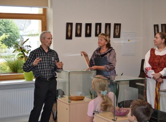 Šeduvos kultūros ir amatų centre – Valdemaro Gineikos prieverpsčių paroda „Širdies šiluma“