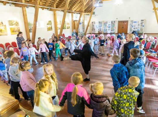 Burbiškio dvaro scenoje teatras „Labas“ ir vaikai kūrė Vilnių