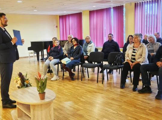 Baisogalos kultūros centre atidaryta I. Ginkevičiūtės ir G. Ginkevičienės autorinė tapybos ir keramikos darbų paroda „Žydėjimas“