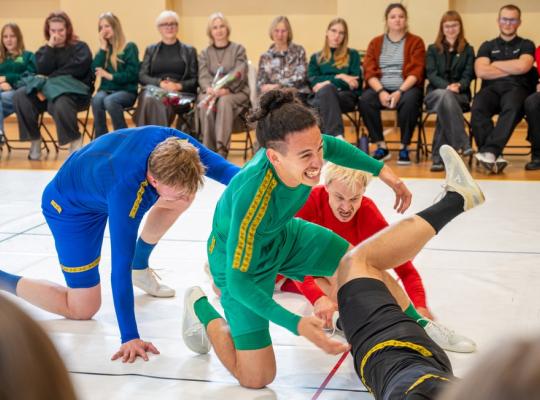 „Jaunųjų menininkų reidas“ sporto salę pavertė šiuolaikinio šokio erdve