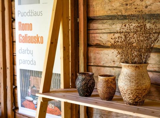 Kleboniškių muziejuje eksponuojama puodžiaus Romo Galiausko paroda