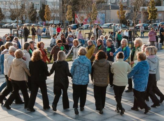 „Visa Lietuva šoka“ – šventinis šokių ritmas užliejo Radviliškio Aušros aikštę