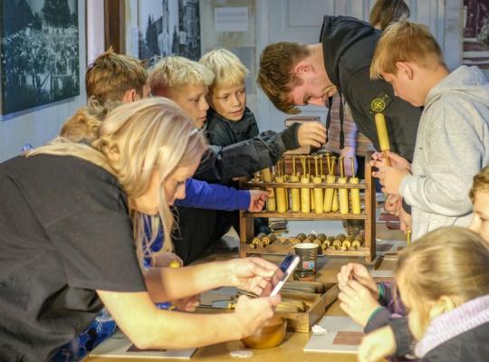 Šeduvos kraštotyros muziejaus lankytojai kūrė rankraštines knygas